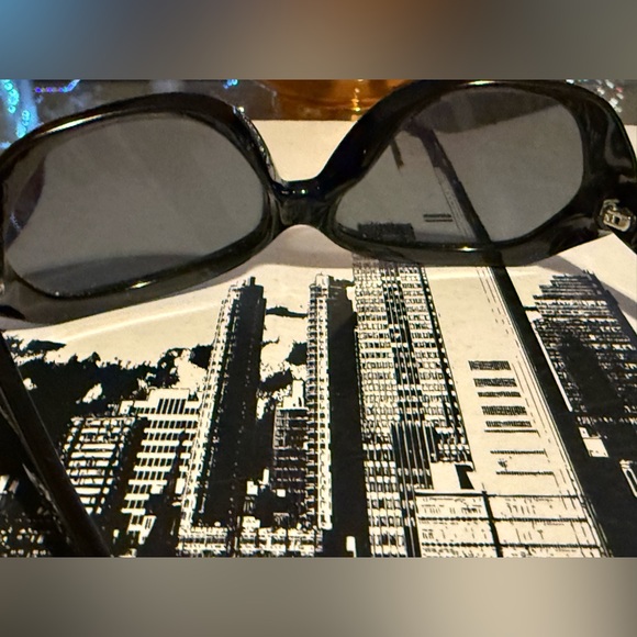 REDUCED Tory Burch Black Sunglasses - Picture 4 of 5